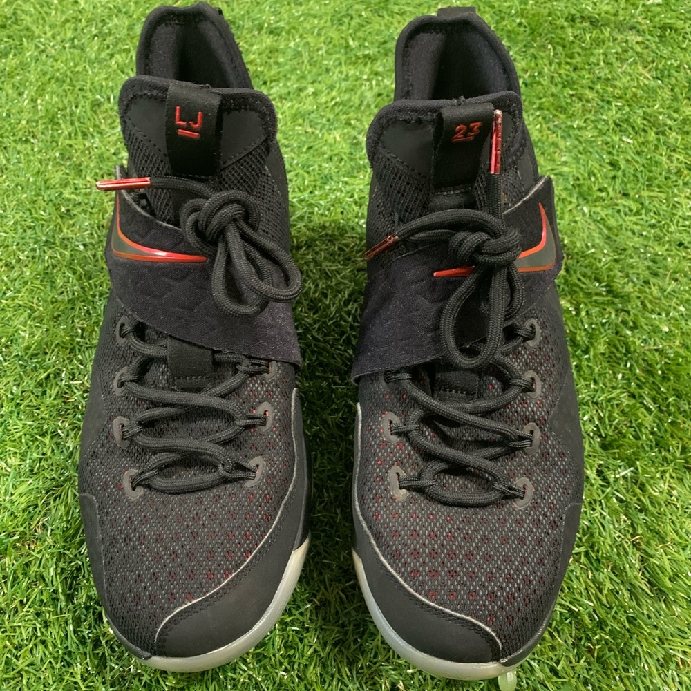Lebron basketball 🏀 shoe 👟 kids 7y